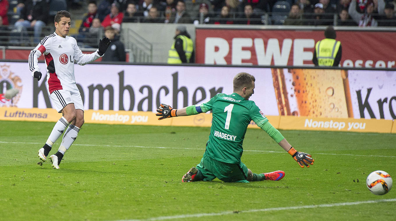 Hernandez trifft doppelt gegen Eintracht-Keeper Hradecky © 2015 Getty Images