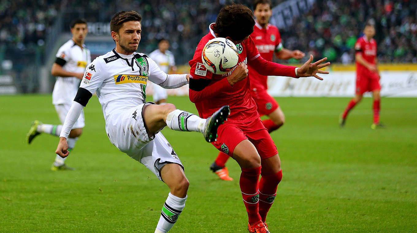Julian Korb battling for the ball against Hannover 96 © 2015 Getty Images