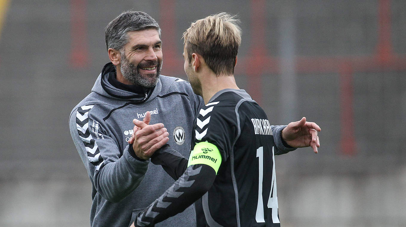 Im Siegestaumel: Wacker Burghausen feiert mit Coach Uwe Wolf (l.) den nächsten Sieg © imago/Krieger
