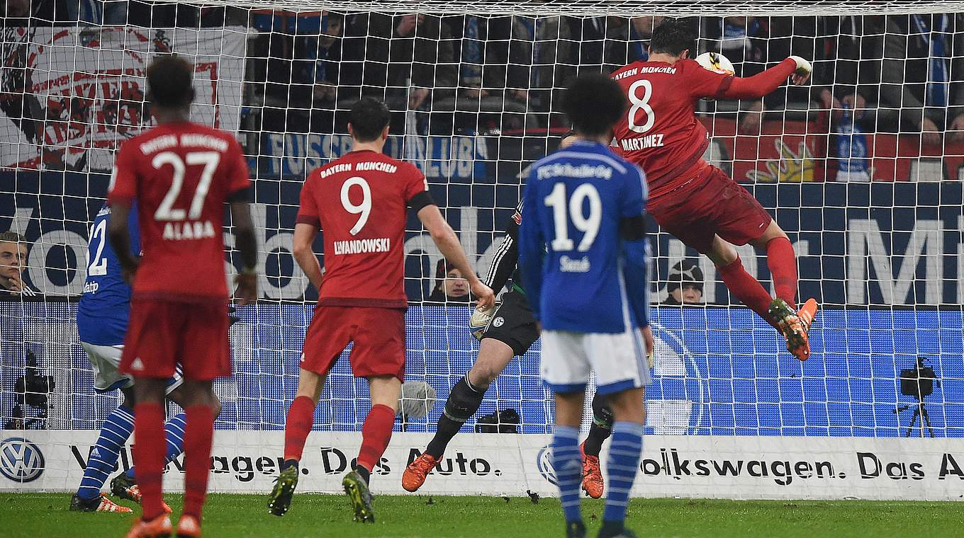 Der zweite Treffer: Münchens Martinez (r.) steigt zum entscheidenden Kopfball hoch © 2015 Getty Images
