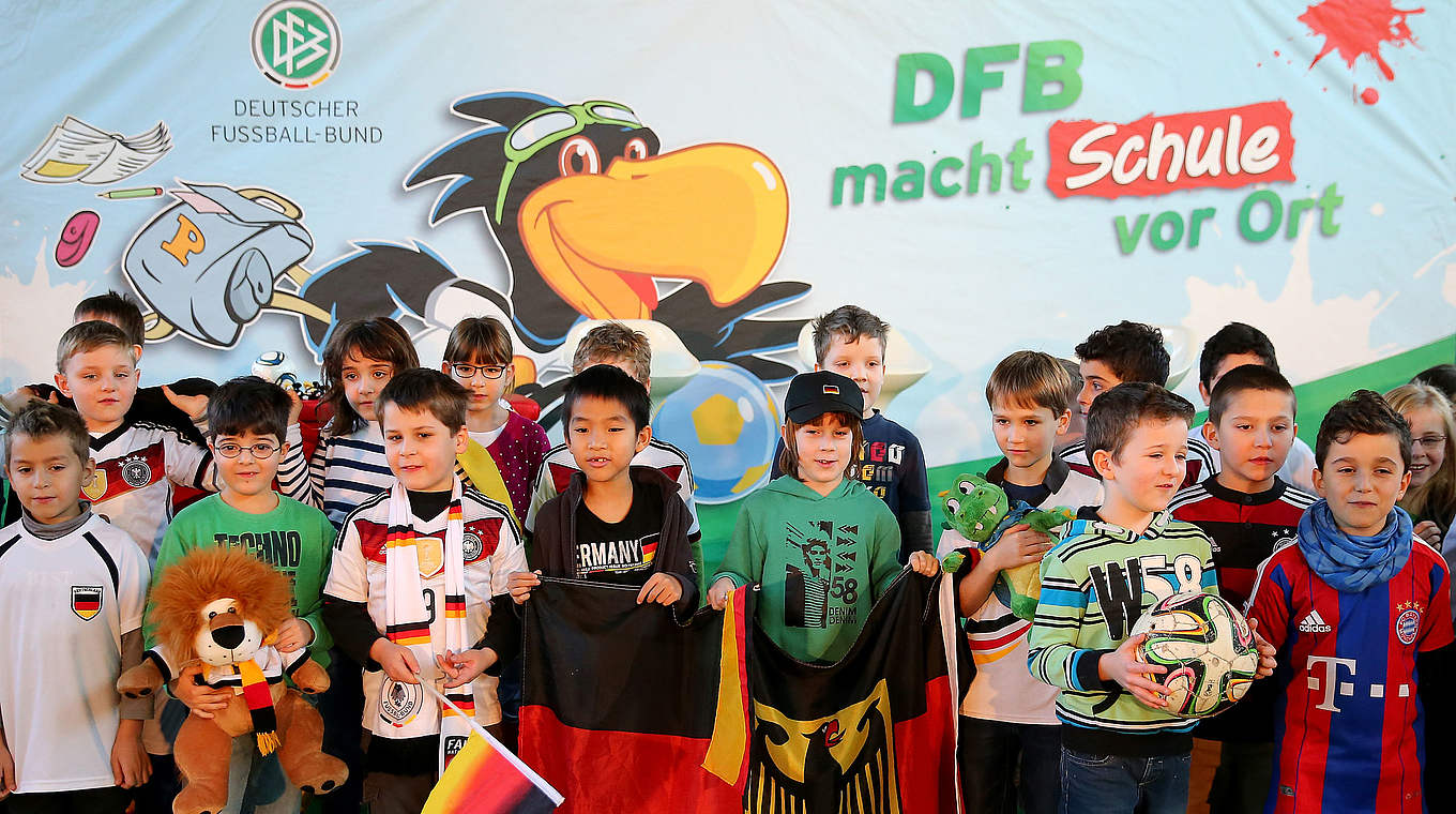 Volles Programm für die Schulkinder: DFB macht Schule vor Ort © 2015 Getty Images