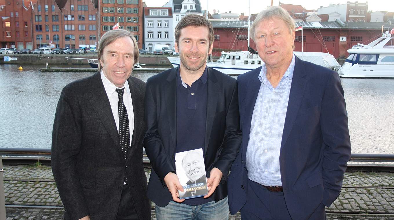 Hrubesch at the book presentation in Lübeck: "I habe only played football" © Oliver Jensen