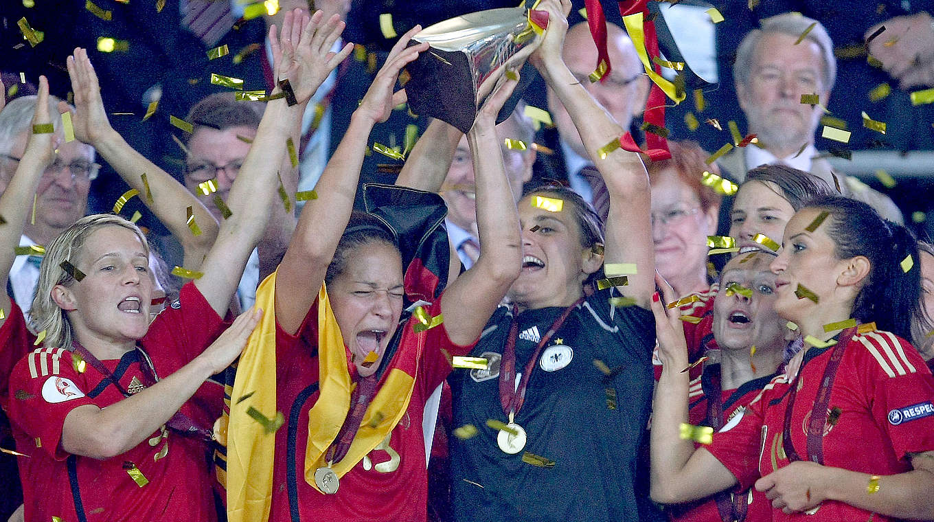 Europameisterinnen 2009: Celia Sasic und Nadine Angerer (mit Pokal) sind mittendrin © 2009 Getty Images