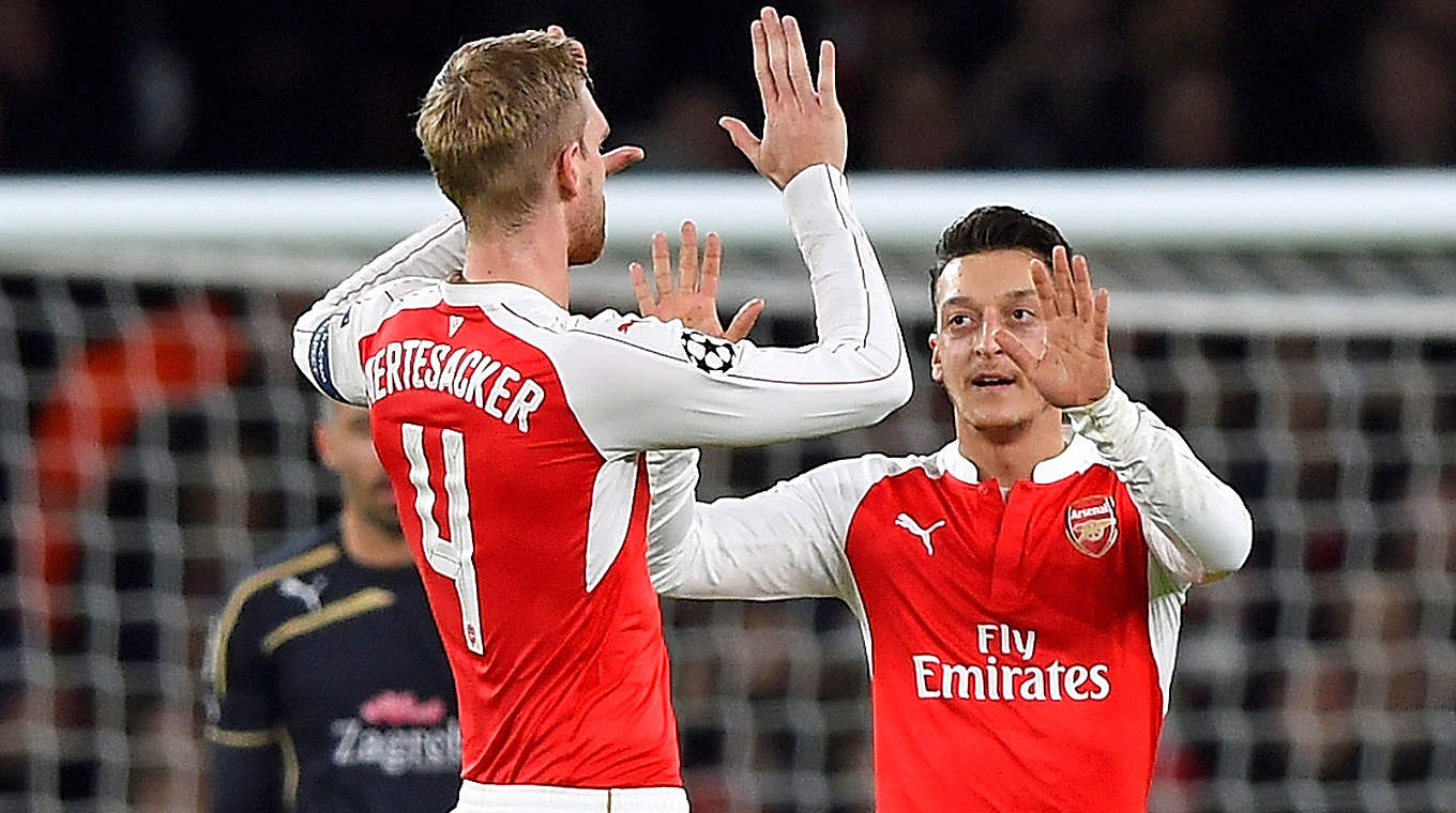 Arsenal still in the running: Mertesacker celebrates with Özil © 2015 Getty Images
