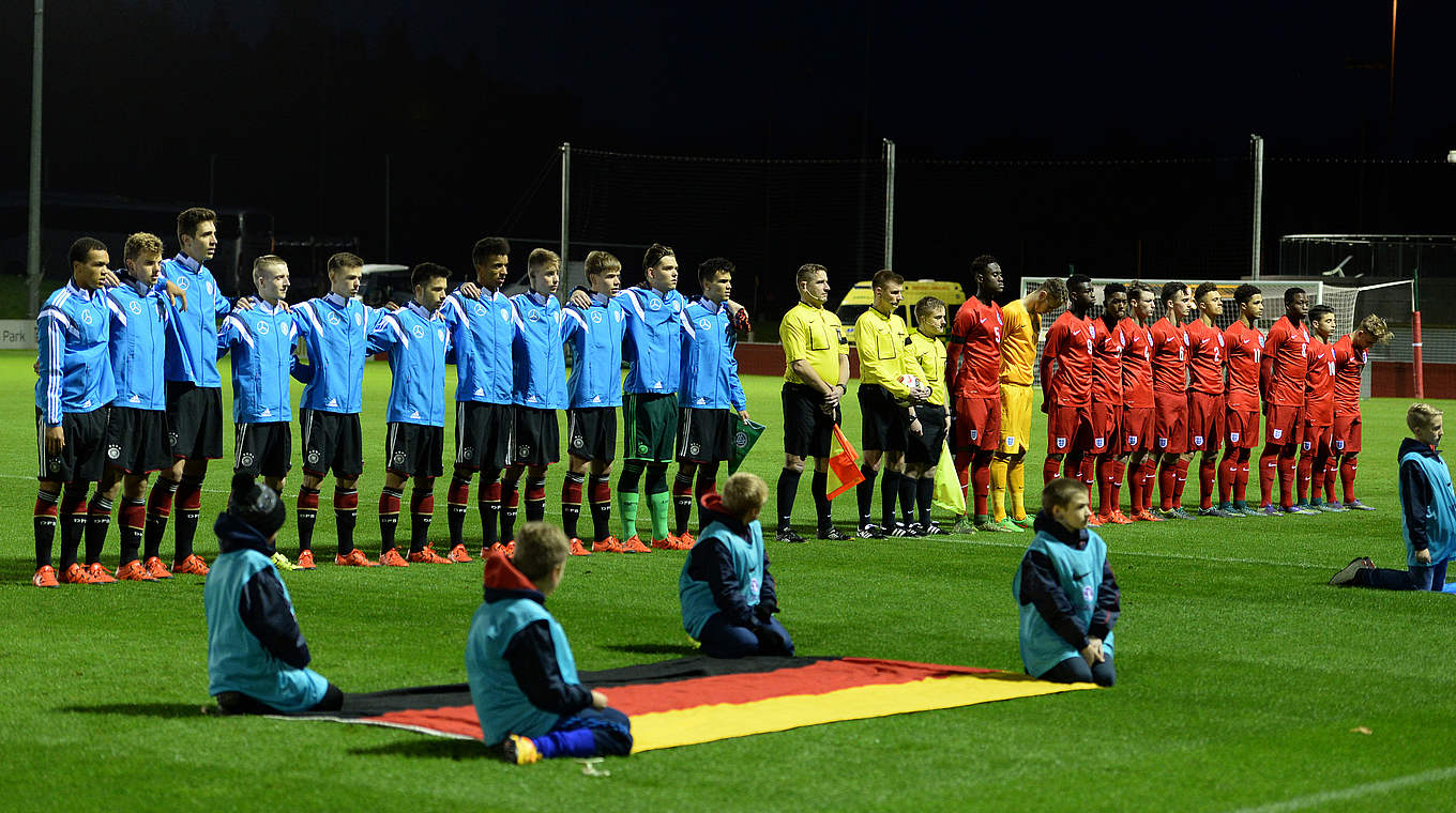 England - Deutschland 3:5 (0:3): Vor dem Anpfiff werden die Nationalhymnen gesungen © 2015 Getty Images