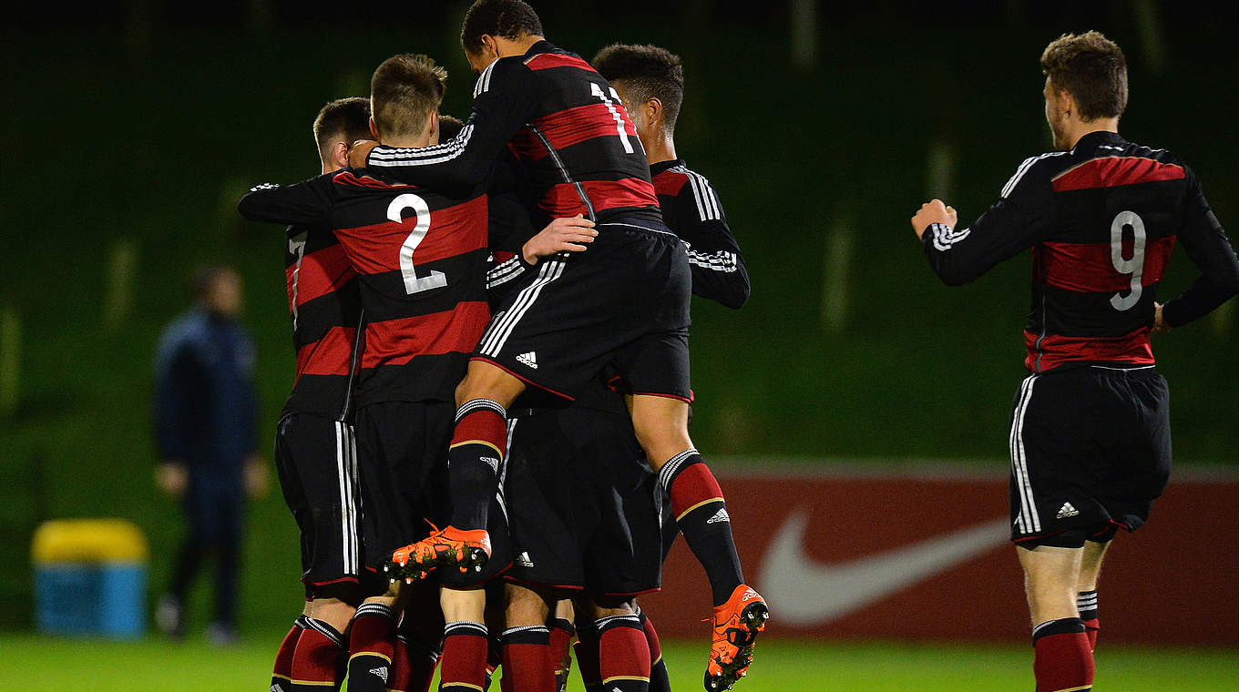 England - Deutschland 3:5 (0:3): Jubeltraube: Jan-Niklas Beste wird für sein Tor zum 3:0 für Deutschland gefeiert © 2015 Getty Images