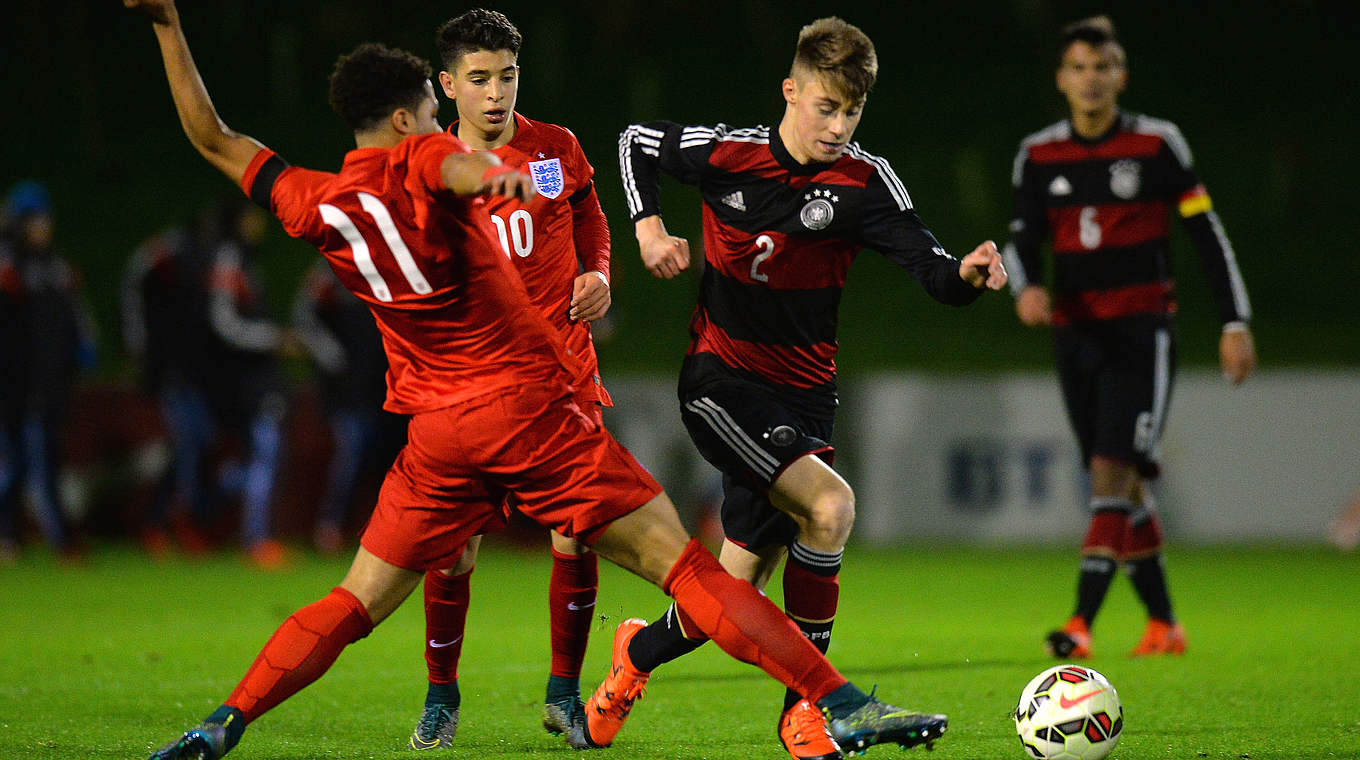 England - Deutschland 3:5 (0:3): Deutschlands Davide Itter (3. v.l.) legt den Ball an Keanan Bennetts vorbei © 2015 Getty Images