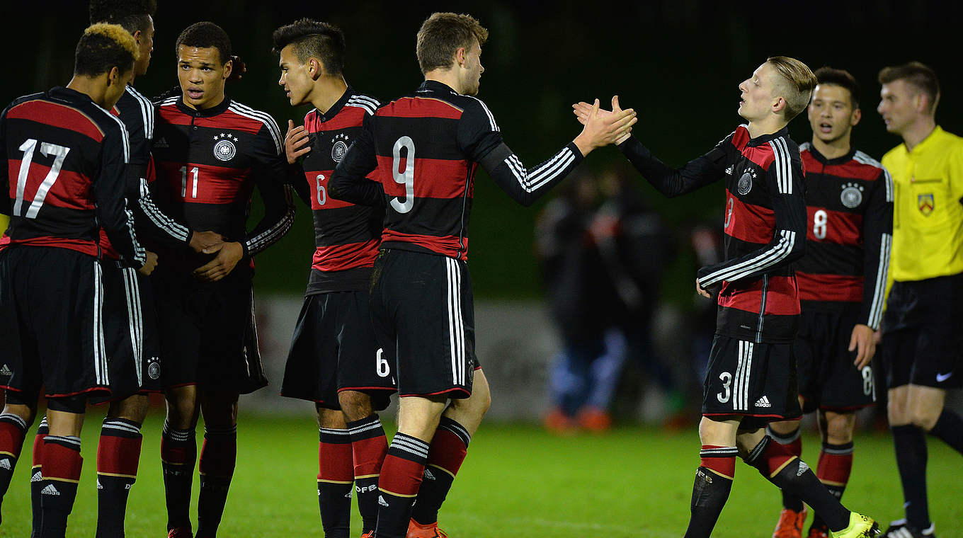 England - Deutschland 3:5 (0:3): Manuel Wintzheimer (Nr. 9) bejubelt mit Jan-Niklas Beste sein Tor zum 5:0 © 2015 Getty Images