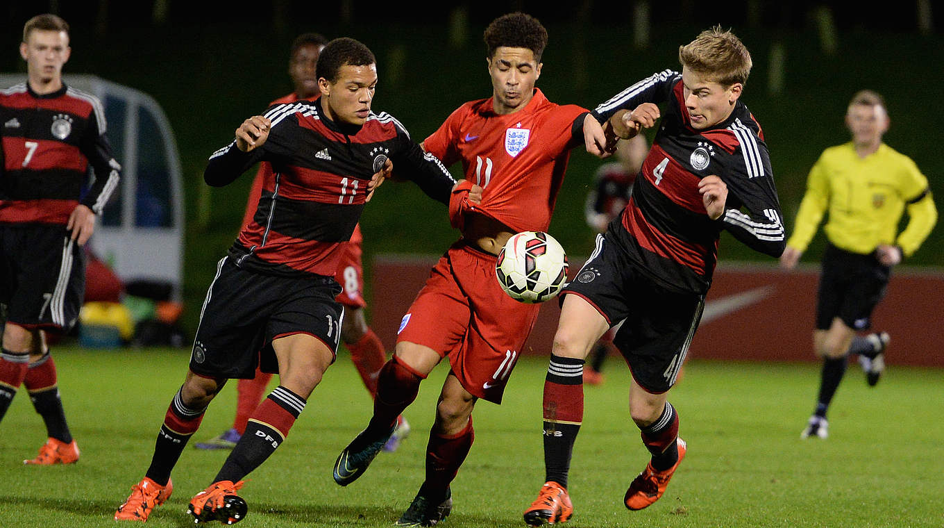 Chinedu Ekene (l.) und Kilian Senkbeil nehmen Englands Keanan Bennetts (M.) in die Mangel © 2015 Getty Images