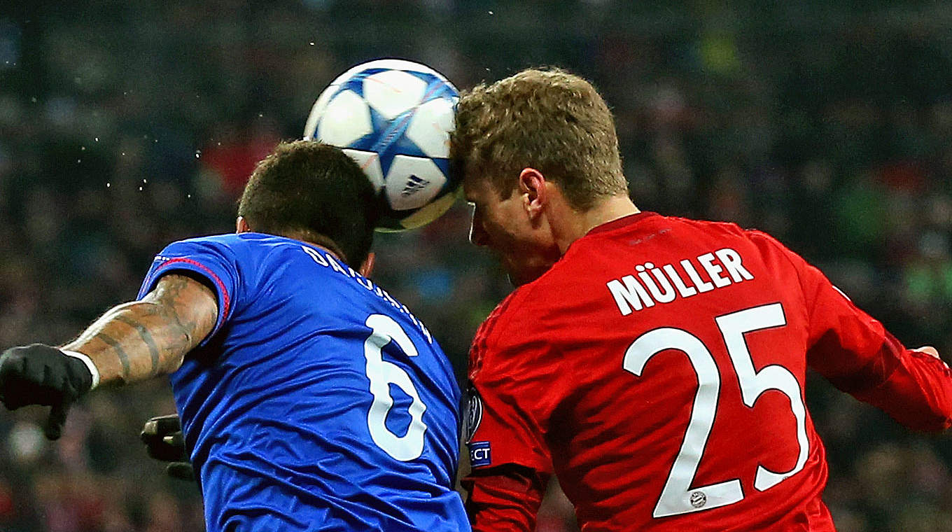 Kopfballduell: Müller (r.) gegen da Costa von Piräus © 2015 Getty Images