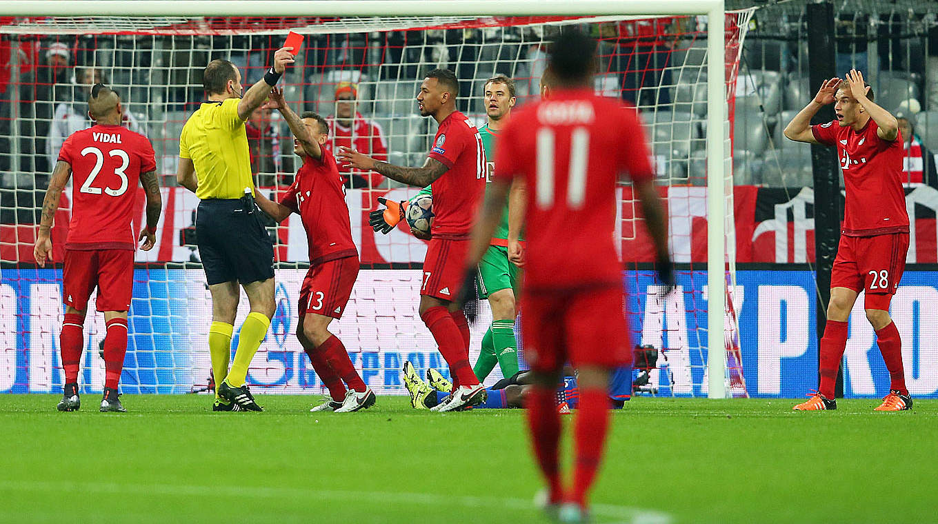 Wehrmutstropfen beim 4:0 gegen Piräus: Holger Badstuber sieht Rot © 2015 Getty Images