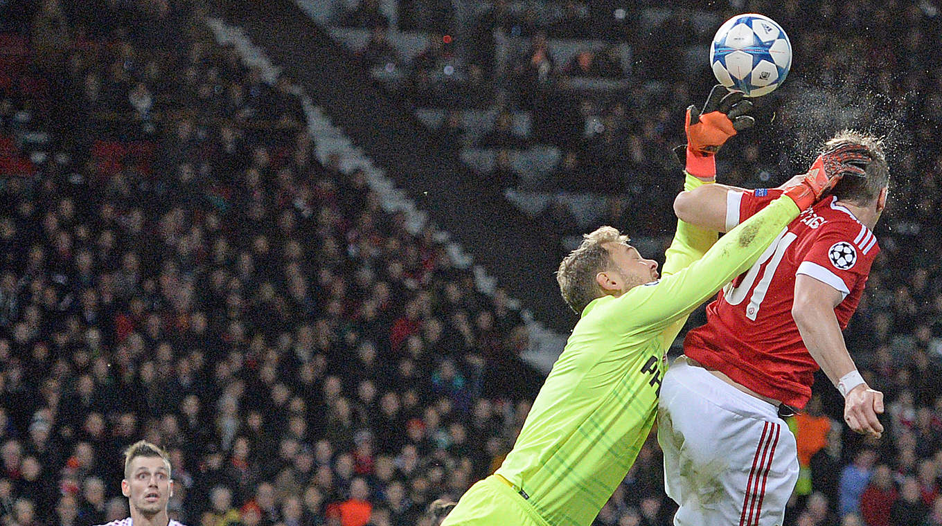 Nach Nullnummer gegen Eindhoven im Wartestand: Schweinsteiger (r.) und United © 2015 AFP/Getty Images