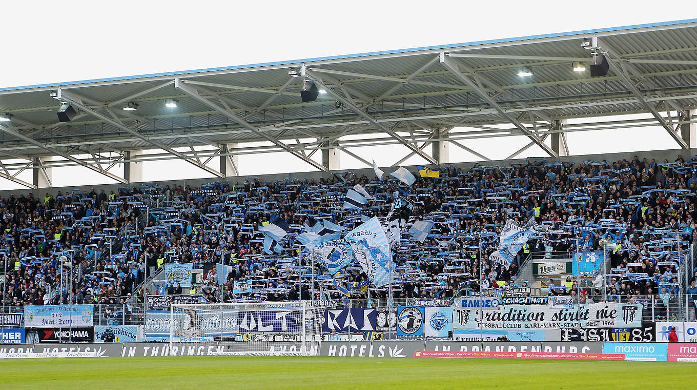 Feiner Zug: Chemnitzer zahlen Reinigung der Südtribüne nach Choreo © 2015 Getty Images