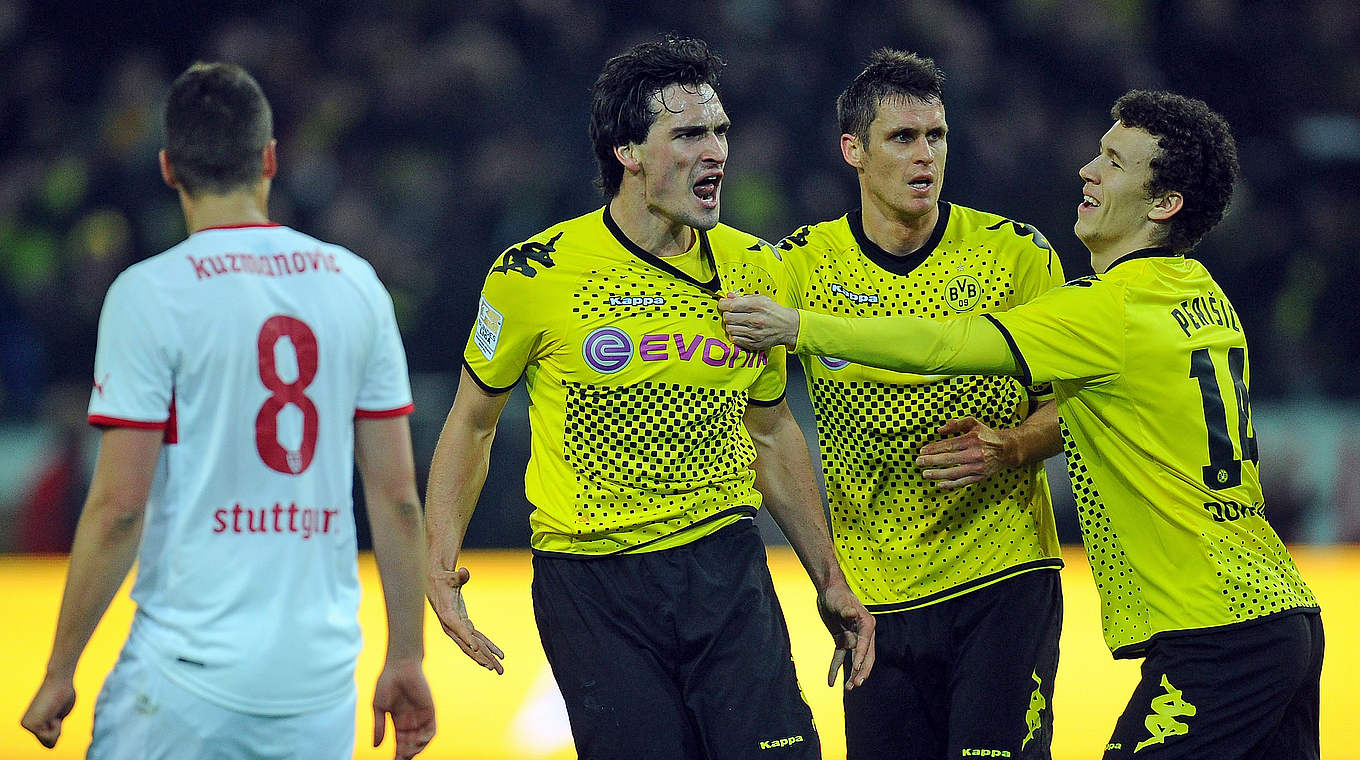 Das Tor zum 3:3 beim "Spiel der Saison" 2012: BVB-Profi Hummels (2.v.l.) gegen den VfB © 2012 Getty Images