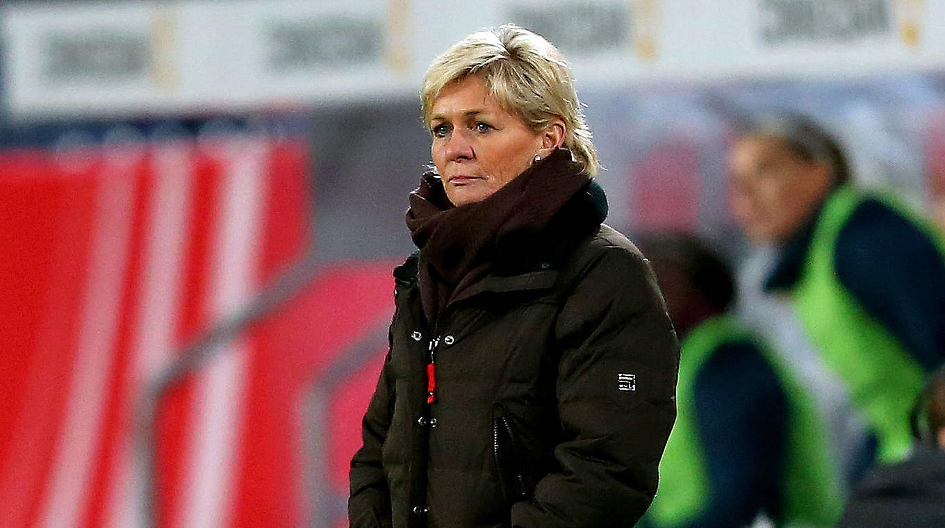 Beobachterin am Spielfeldrand: Bundestrainerin Silvia Neid © 2015 Getty Images