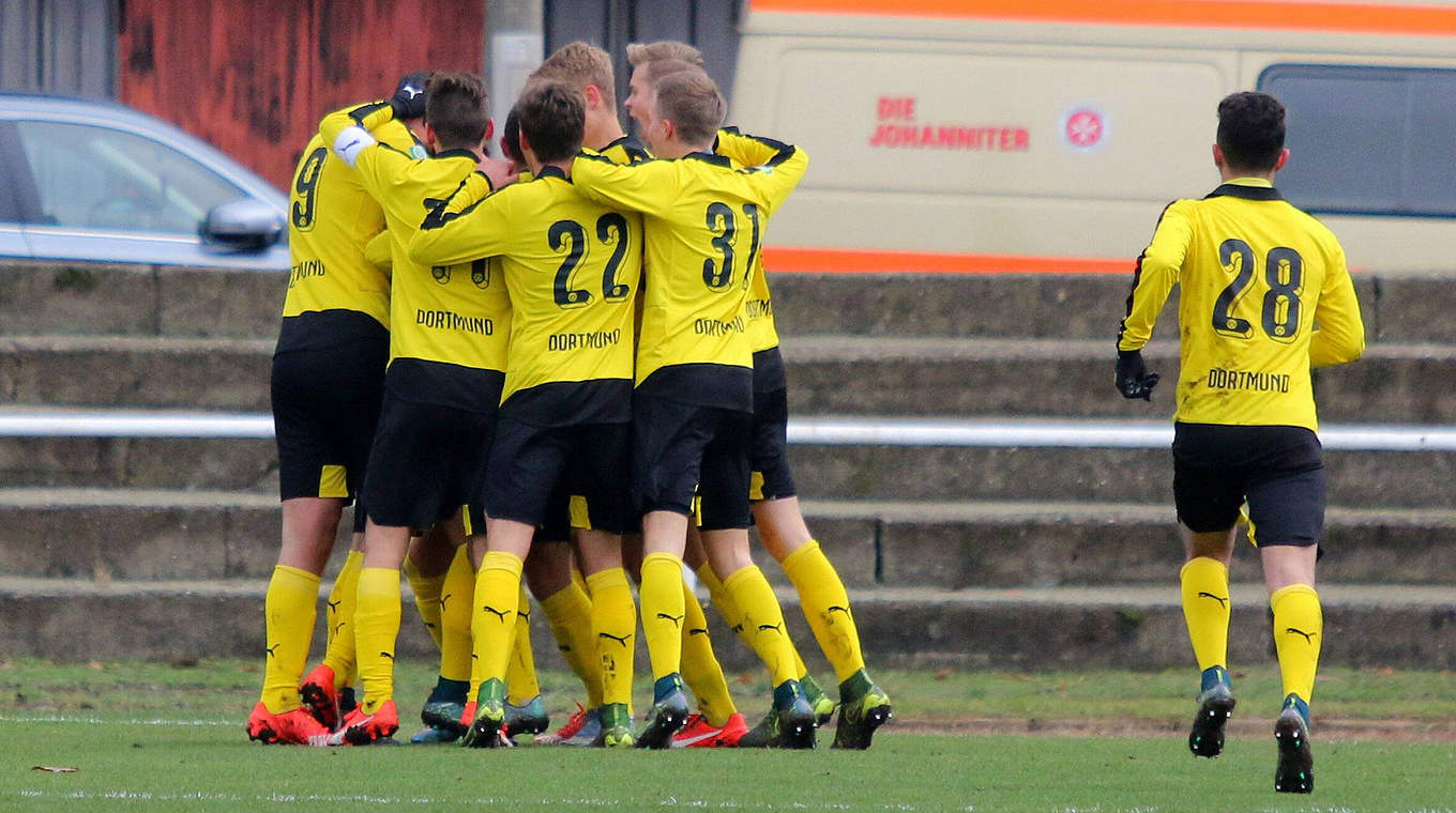 Wollen wieder jubeln: Dortmund nach fast zwei Monaten zurück im Spielbetrieb © imago/Steffen Beyer