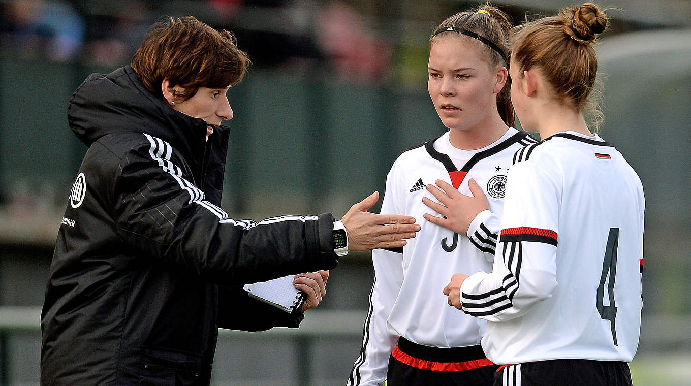 Gibt an Anweisungen an ihre Spielerinnen: DFB-Trainerin Bettina Wiegmann © 2015 Getty Images
