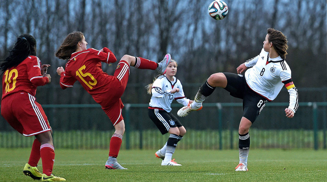 Tanz um den Ball: Zenia Mertens von Belgien gegen Oberdorf (r.) © 2015 Getty Images