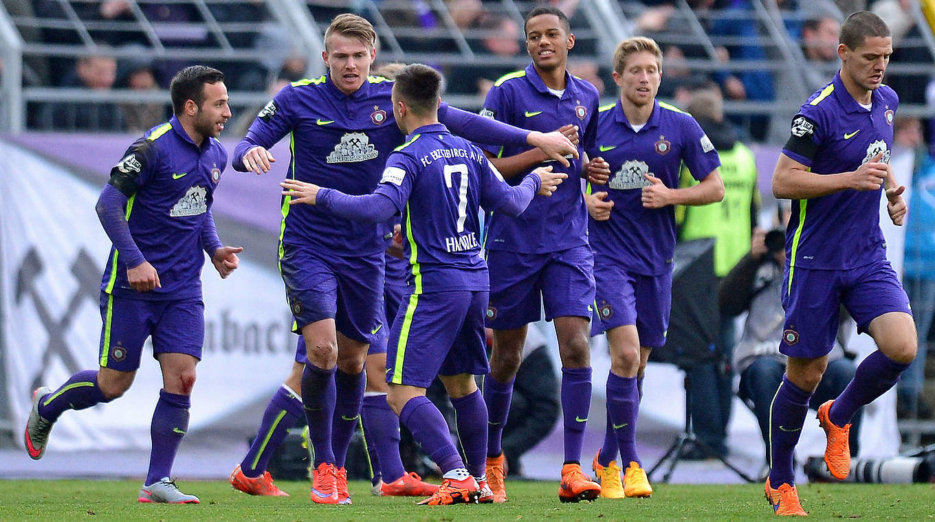 Weiterhin ungeschlagen im eigenen Stadion: die Spieler von Erzgebirge Aue © 2015 Getty Images