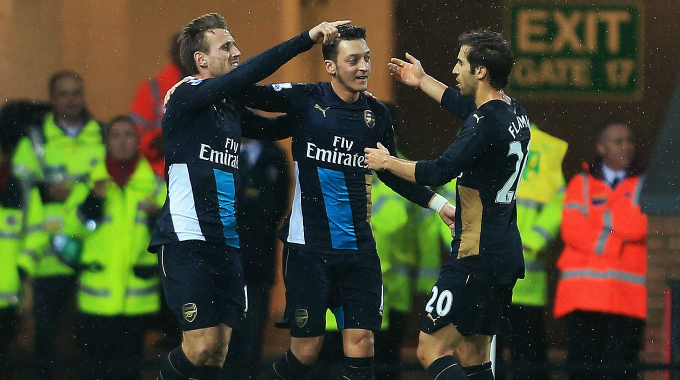 Ein Dank an den Torschützen: Özil (M.) trifft für Arsenal © 2015 Getty Images