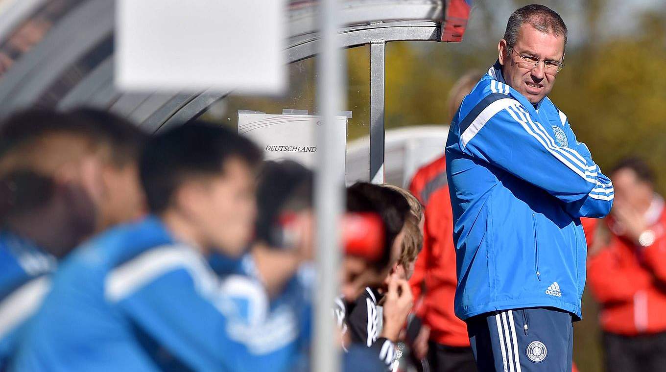 Spricht vor den Trainerkollegen der Leistungszentren: U 15-Trainer Michael Feichtenbeiner © imago