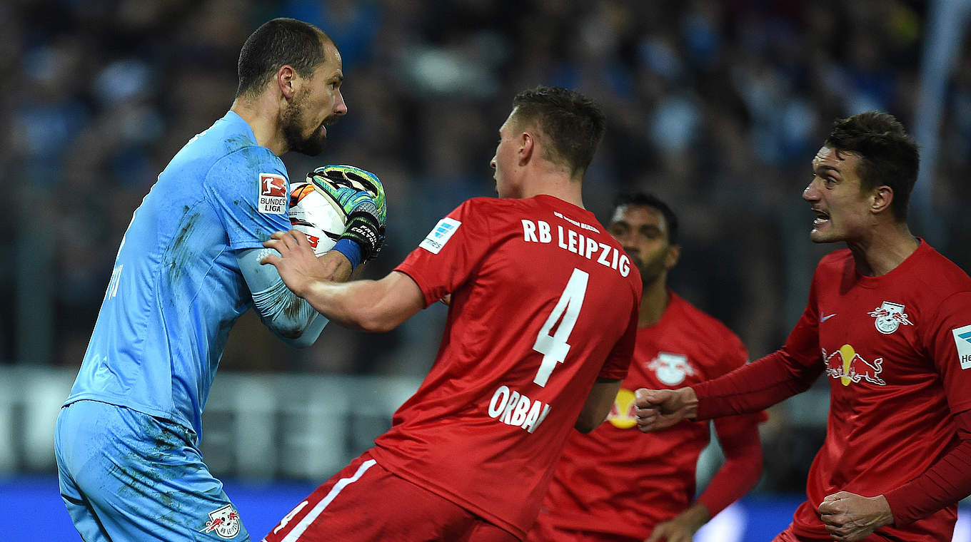 Hält den Elfmeter des KSC: Leipzigs Spieler feiern Keeper Coltorti (l.) © 2015 Getty Images