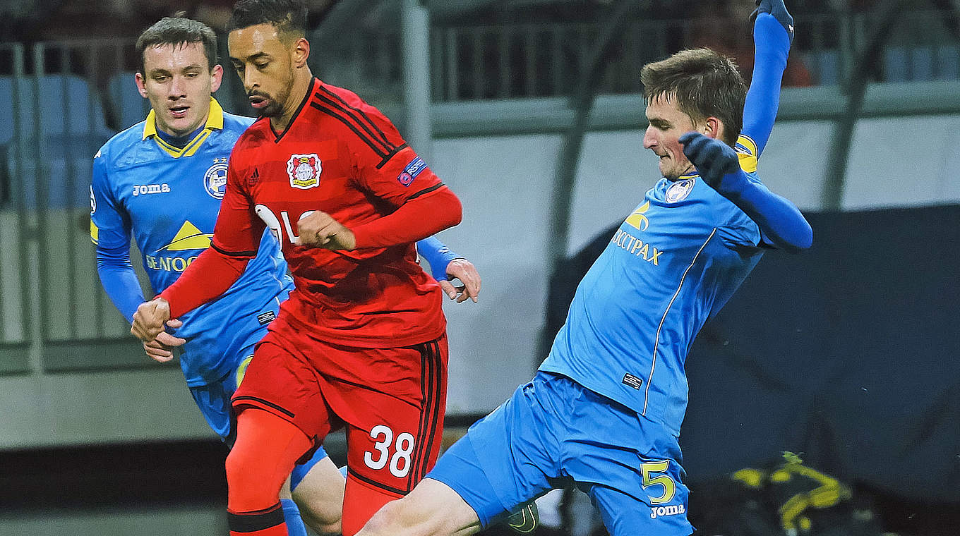 Von zwei Weißrussen bedrängt: Nationalspieler Karim Bellarabi (M.) © AFP/GettyImages