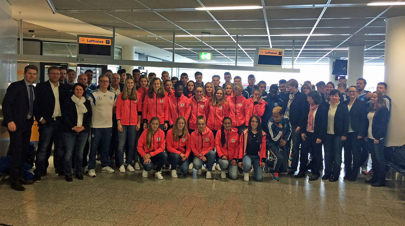 Abreise nach England: die U 16-Juniorinnen am Flughafen © DFB