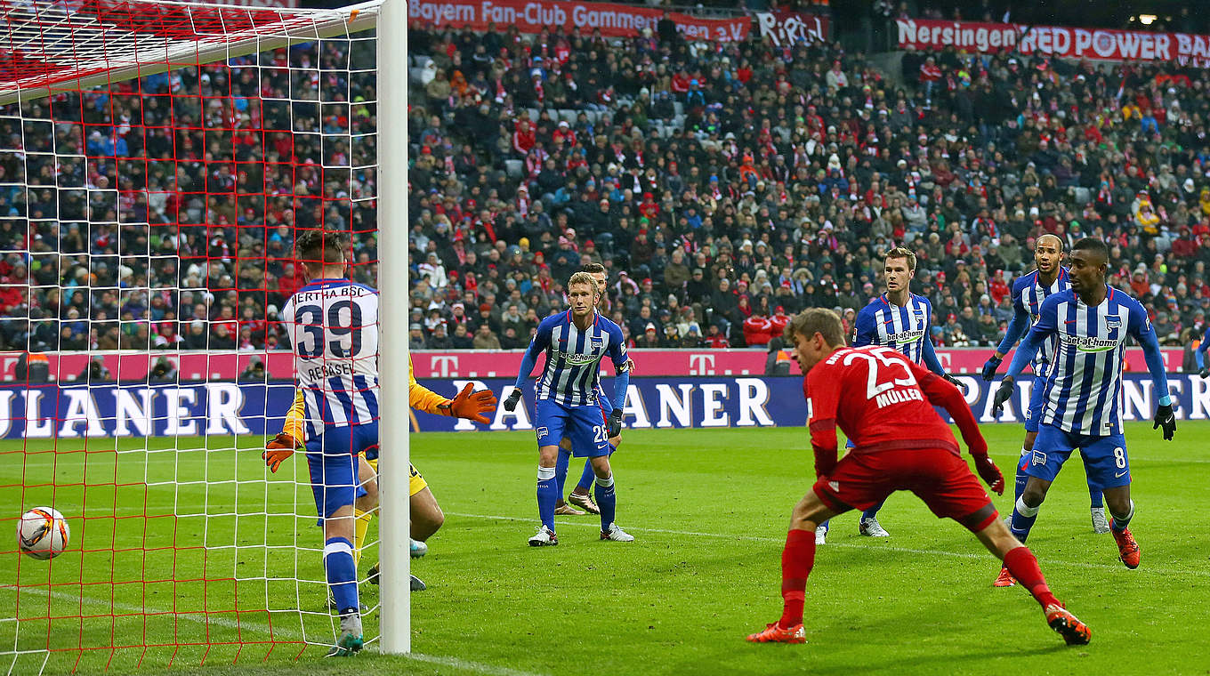 13. Saisontor zur Bayern-Führung: Thomas Müller (3.v.l.) trifft auch gegen die Hertha © Getty Images