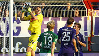 Favorit der Fans am 18. Spieltag: Keeper Marvin Schwäbe (l.) vom VfL Osnabrück © 2015 Getty Images