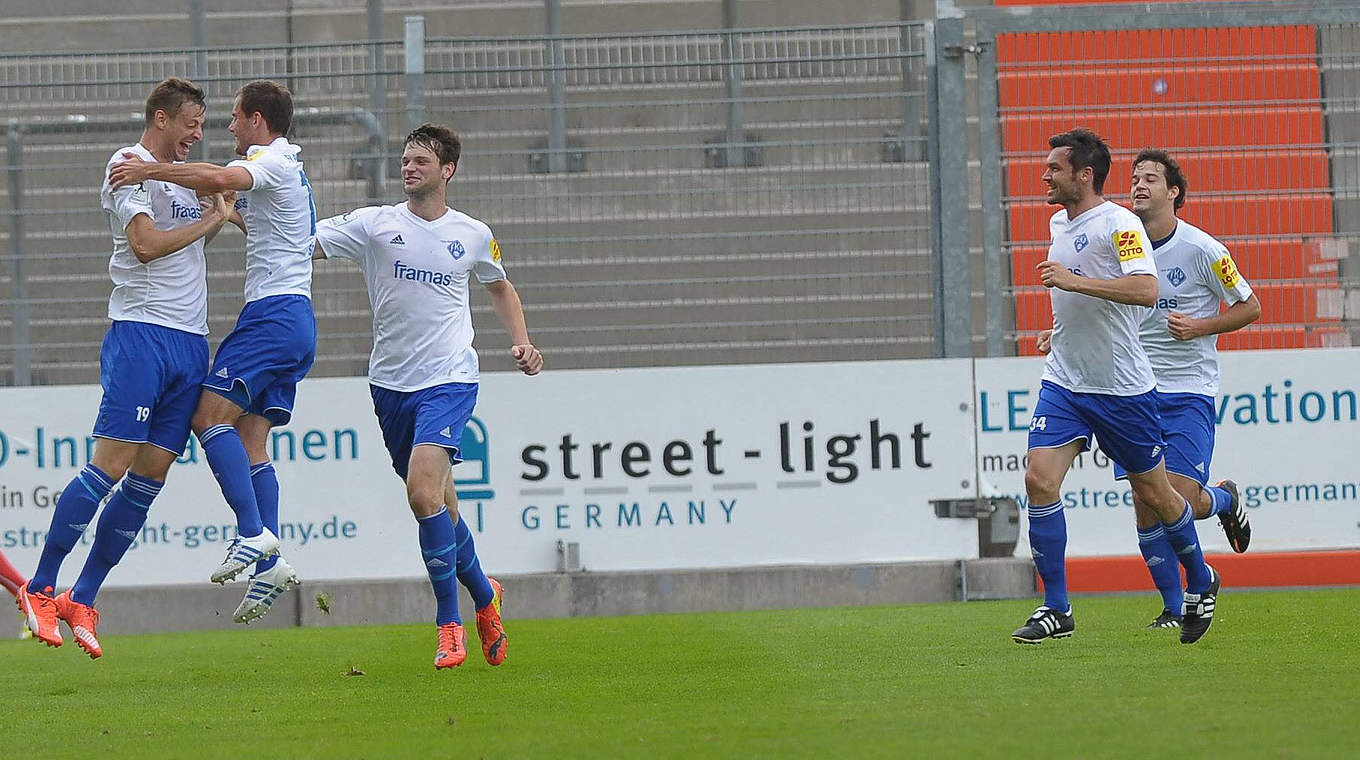 17. Spieltag in der Südwest-Staffel: FK Pirmasens - SpVgg Neckarelz 1:1 (0:1): Die Gastgeber erkämpfen sich einen Punkt, warten jedoch seit fünf Spielen weiterhin auf einen Sieg. Neckarelz hat zu diesem Zeitpunkt seit sieben Begegnungen nicht mehr verloren.  © imago/Eibner