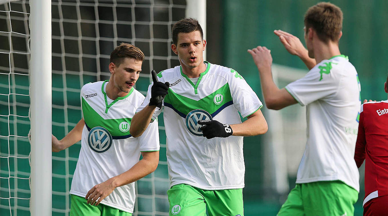 Muss mit Wolfsburg II beim HSV II antreten: Oskar Zawada (M.) © imago/Hübner