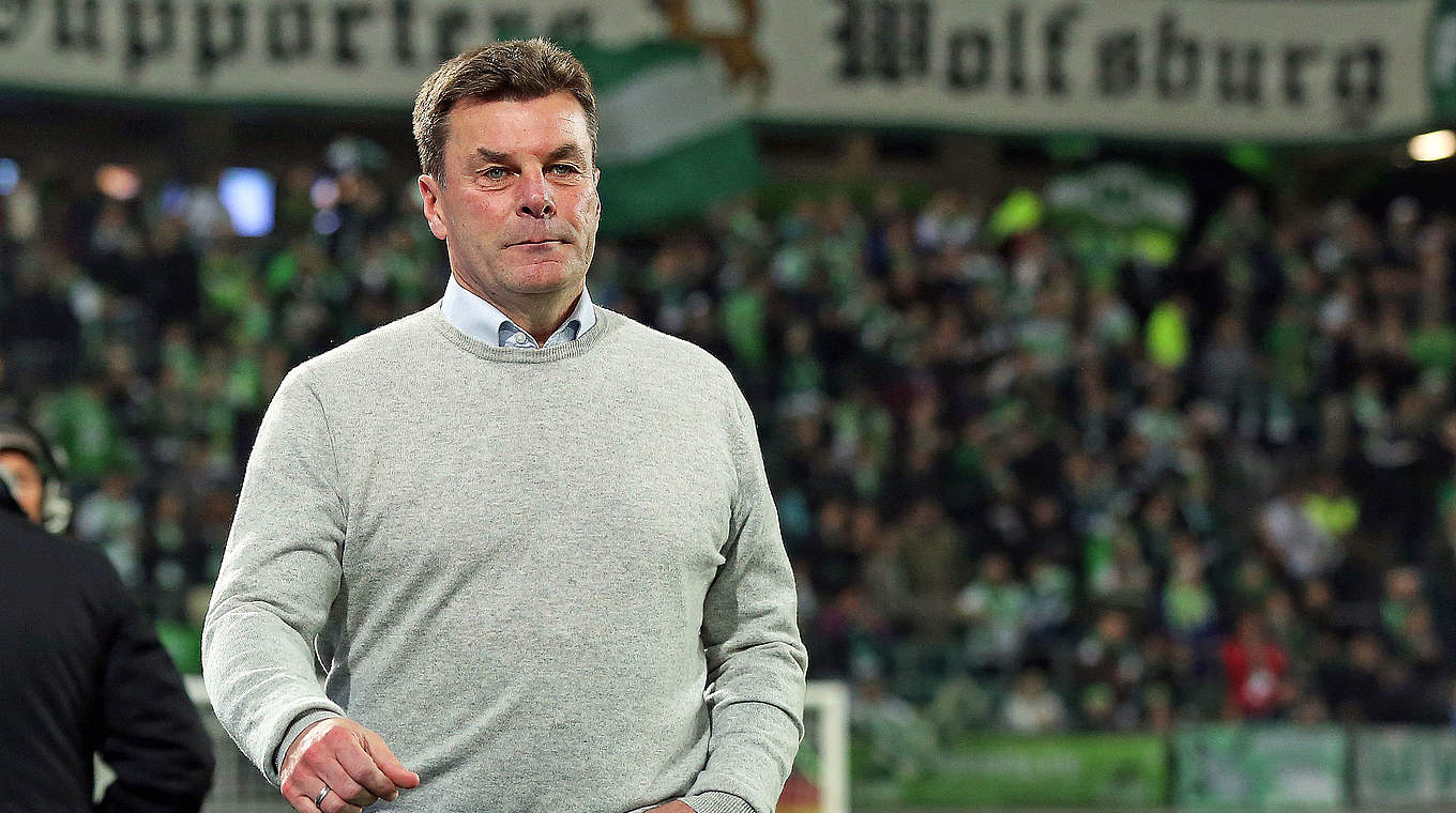 Zum 100. Mal in der Bundesliga auf der Wolfsburger Trainerbank: Dieter Hecking © 2015 Getty Images
