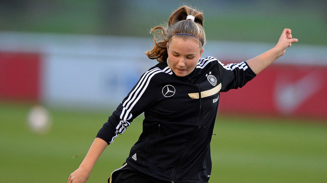 Mit dem FC Bayern zum Jahresabschluss bei Wacker München am Ball: Alisa Pesteritz © 2014 Getty Images