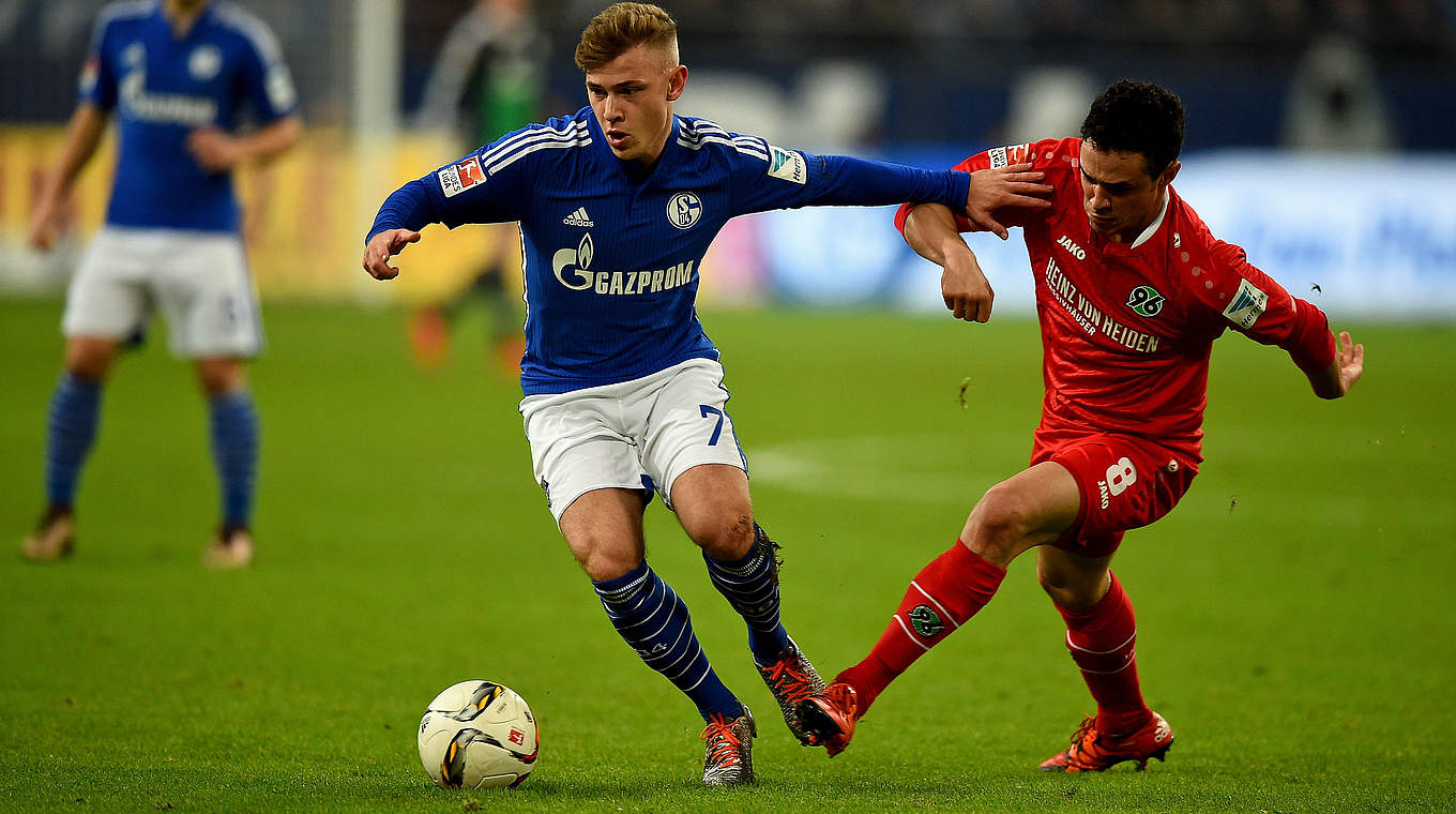 Max Meyer in a possession battle with Hannover's Schmiedebach © 2015 Getty Images