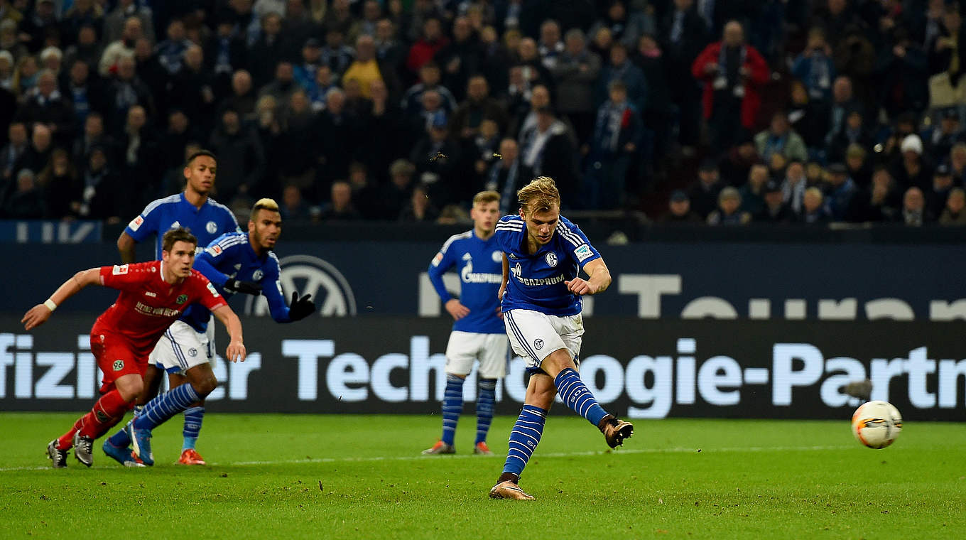 Johannes Geis opened the scoring for Schalke from the spot © 2015 Getty Images