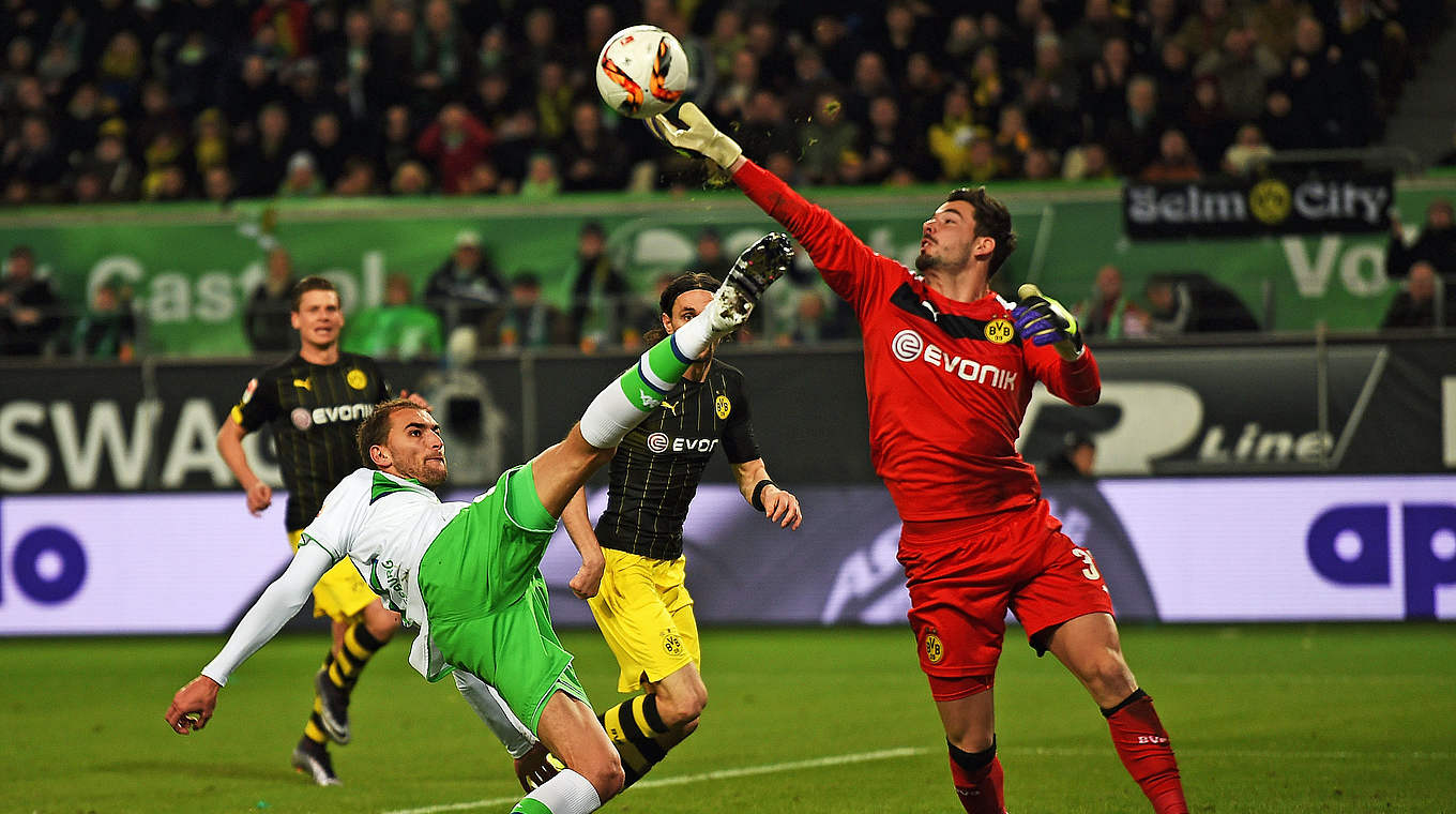 Bas Dost challenges for the ball with Dortmund keeper Roman Bürki © 2015 Getty Images