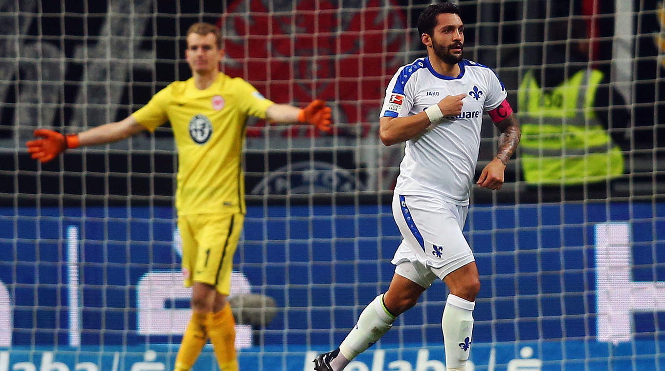 Darmstadt's Aytac Sulu beats goalkeeper Lukas Hradecky © 2015 Getty Images