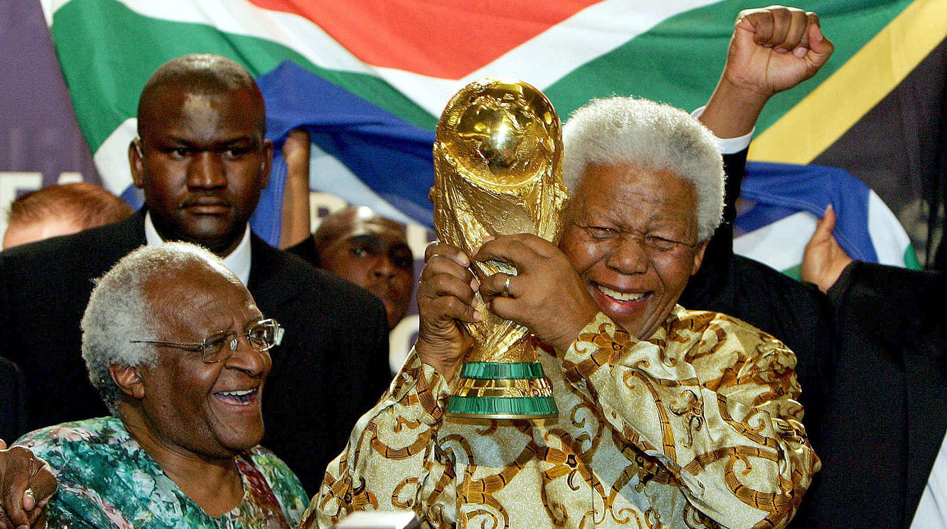 Ein Vorkämpfer gegen Rassismus: Nelson Mandela mit WM-Pokal beim Turnier 2010 © 2013 AFP