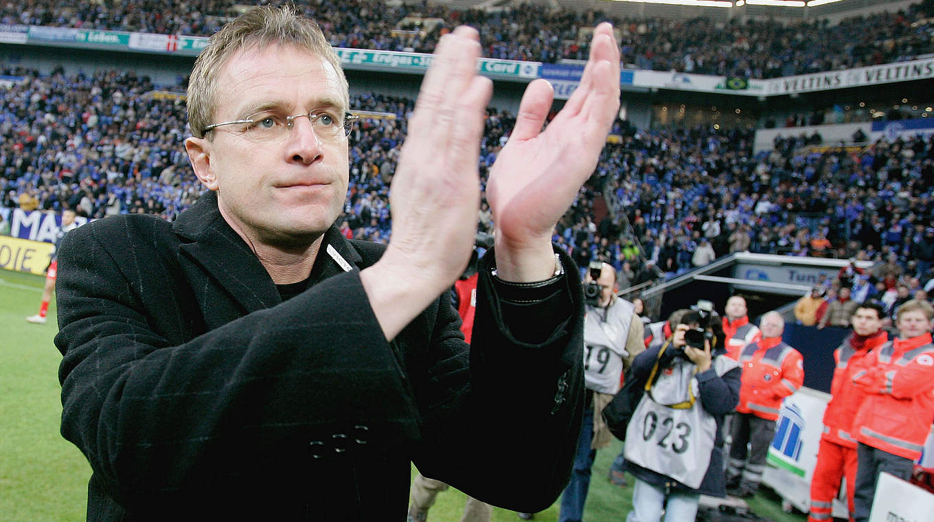 Sein letzter Applaus auf Schalke: Trainer Ralf Rangnick vor dem 1:0 gegen Mainz 2005 © 2005 Getty Images