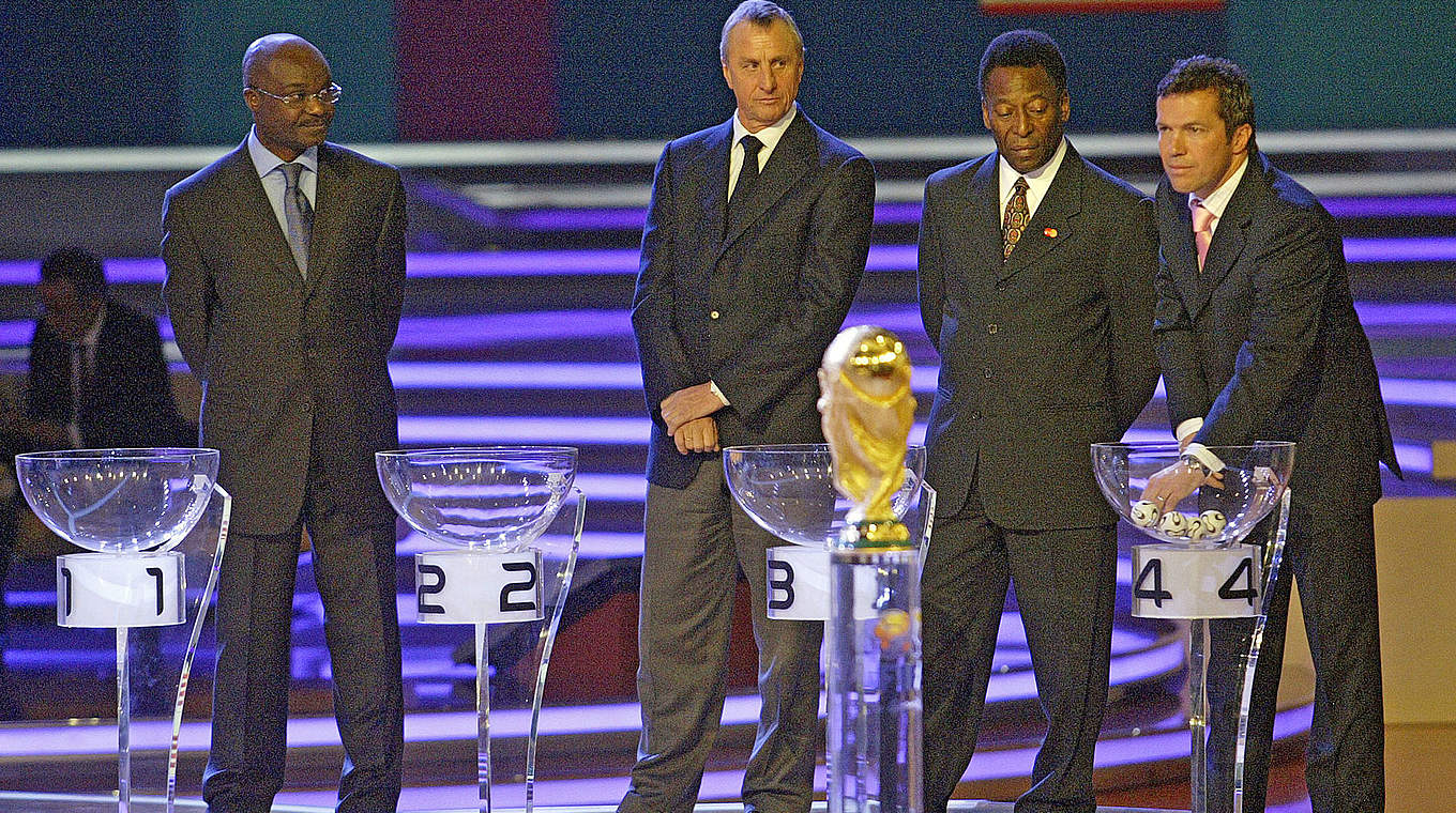 Die Welt schaut nach Leipzig: Milla, Cruyff, Pelé und Matthäus (v.l.) bei der Auslosung 2005 © 2010 AFP