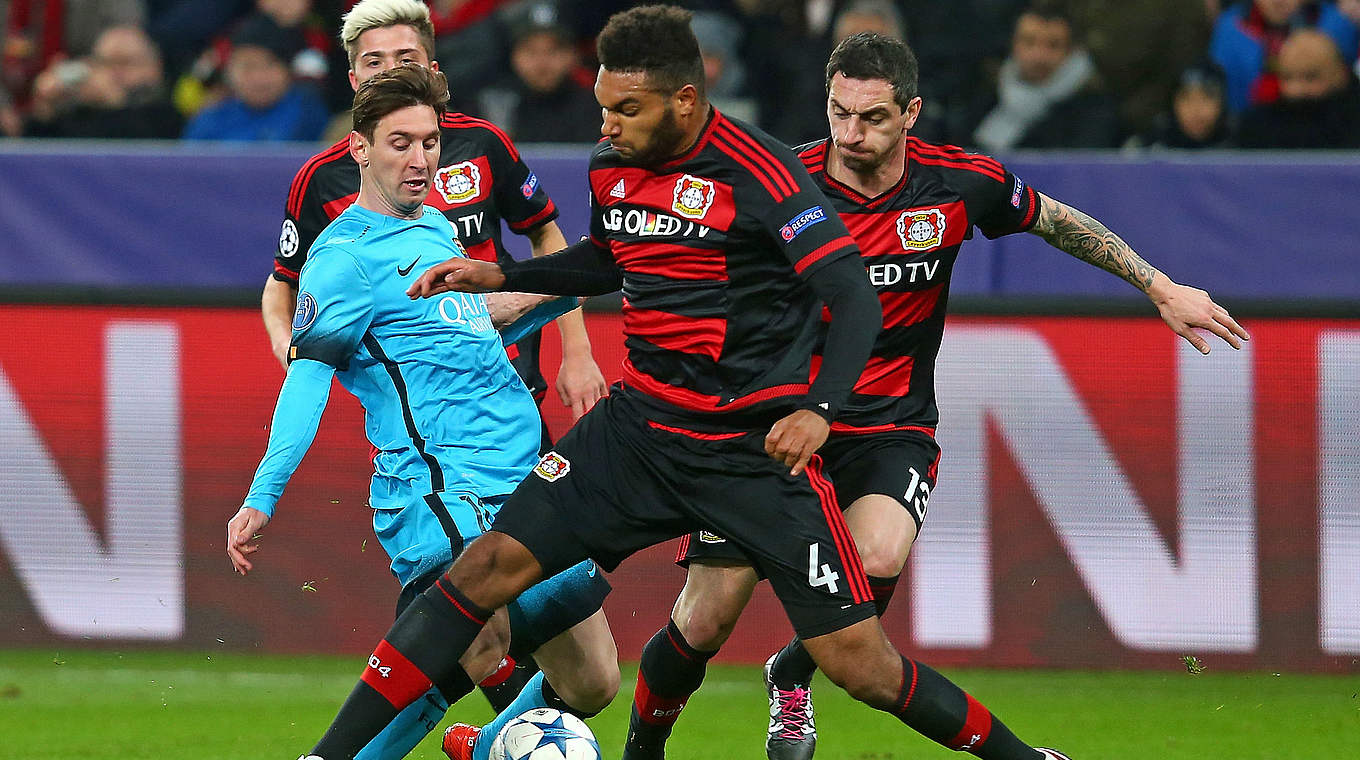 Jonathan Tah and Roberto Hilbert double up on Lionel Messi  © 2015 Getty Images