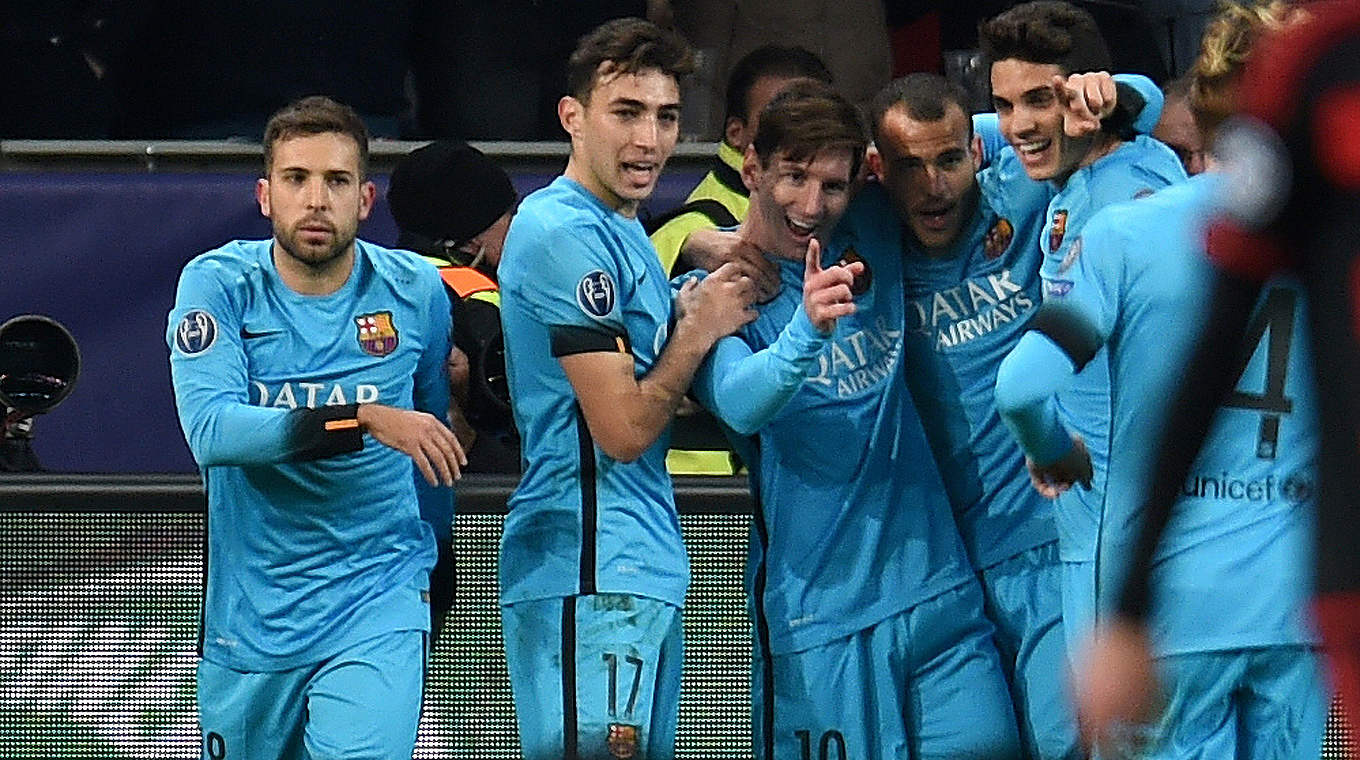 Bayer Leverkusen - FC Barcelona 1:1 (1:1): Der argentinische Ausnahmespieler lässt sich für sein Tor von seinen Mitspielern feiern © 