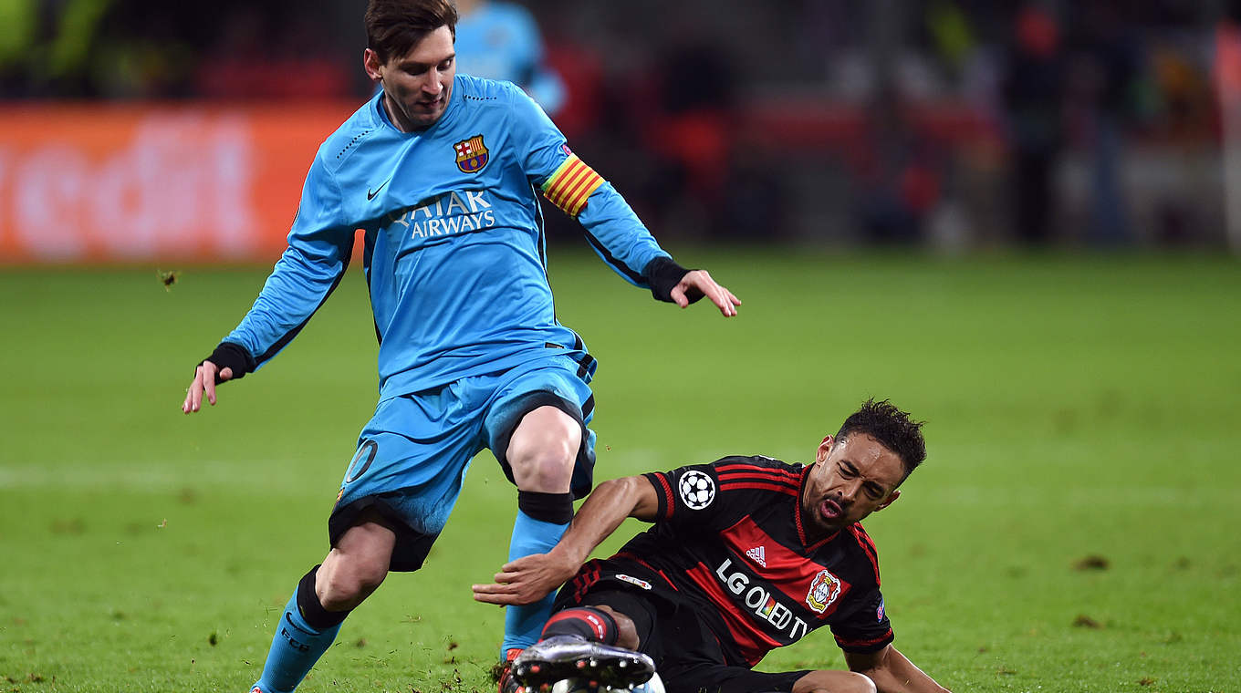 Bayer Leverkusen - FC Barcelona 1:1 (1:1): Um Superstar Lionel Messi zu stoppen ist voller Einsatz nötig. Hier grätscht Karim Bellarabi (r.) dem argentinischen Angreifer den Ball vom Fuß. © 