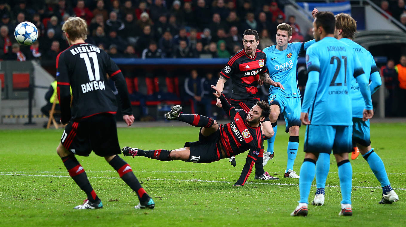Bayer Leverkusen - FC Barcelona 1:1 (1:1): Artistischer Torabschluss: Hakan Calhanoglu versucht es mit einem Seitfallzieher © 2015 Getty Images