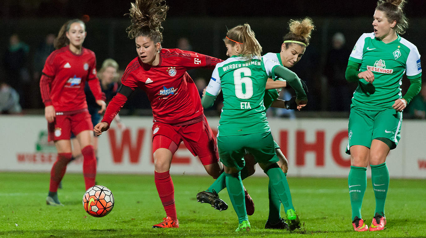 Werder Bremen - Bayern München 0:3 (0:0) n.V.: Nationalspielerin Melanie Leupolz (l.) versucht mit dem Ball zu entkommen, doch Marie-Louise Eta hält dagegen © Jan Kuppert
