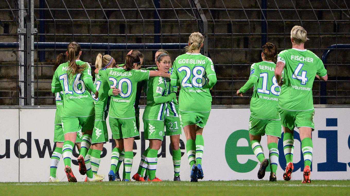 Turbine Potsdam - VfL Wolfsburg 0:3 (0:1): Jubeltraube: Die Norwegerin Caroline Hansen wird für ihren ersten Treffer für Wolfsburg gefeiert © 