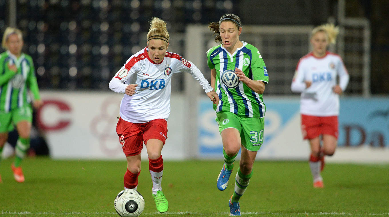 Turbine Potsdam - VfL Wolfsburg 0:3 (0:1): Svenja Huth (l.) wird von der französischen Mittelfeldspielerin Elise Bussaglia verfolgt © 