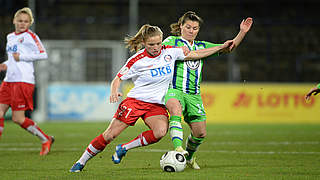 Turbine Potsdam - VfL Wolfsburg 0:3 (0:1): Potsdams Tabea Kemme (l.) im Zweikampf mit Ramona Bachmann © 