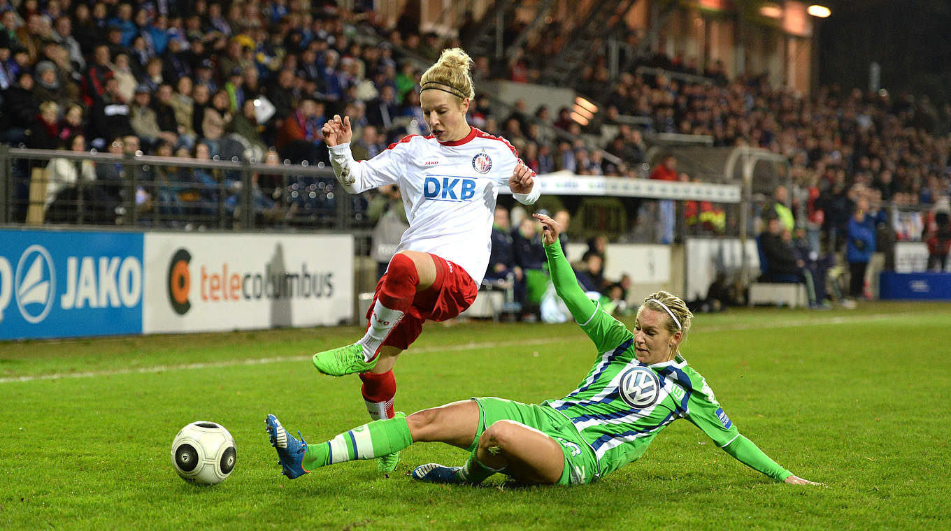 Turbine Potsdam - VfL Wolfsburg 0:3 (0:1): Nationalspielerin Lena Goeßling (r.) grätscht Svenja Huth den Ball vom Fuß © 